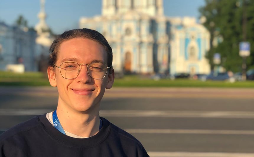 Étudiante à l'IPSA posant devant un monument en Pologne