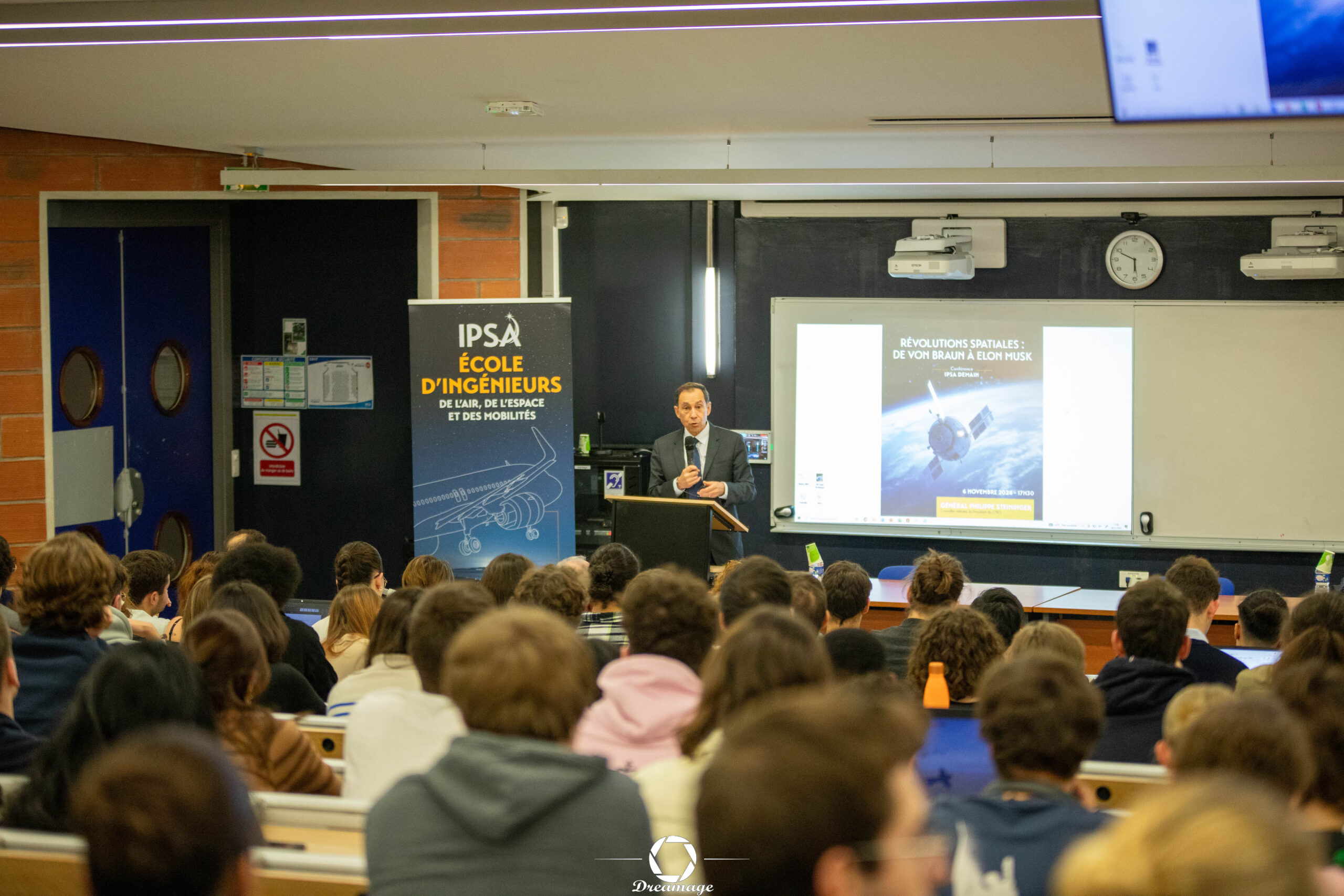 Conférence dans un des amphis du campus de Paris