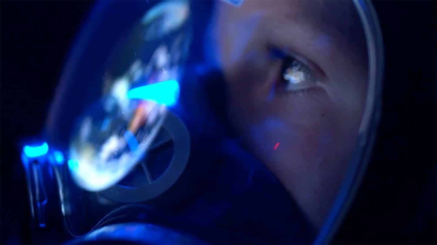 Visage d'une personne dans un casque de pilote qui regarde vers le ciel