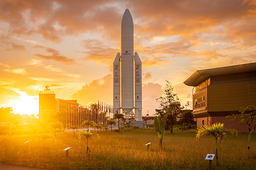 vue de la fusée Ariane sur son pas de tir au soleil couchant