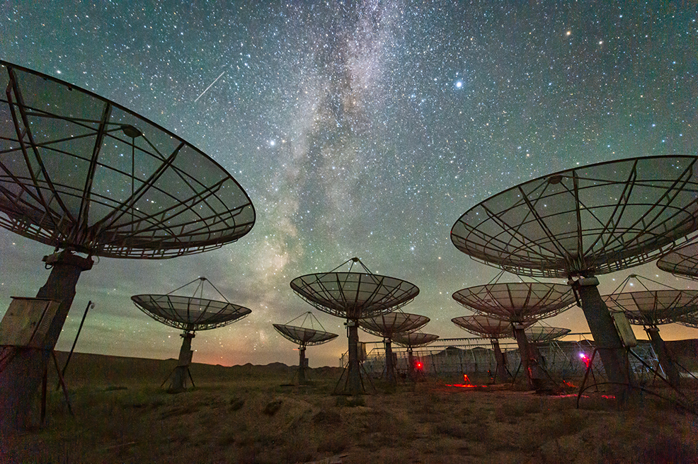 champ de satellites pointés vers le ciel nocturne