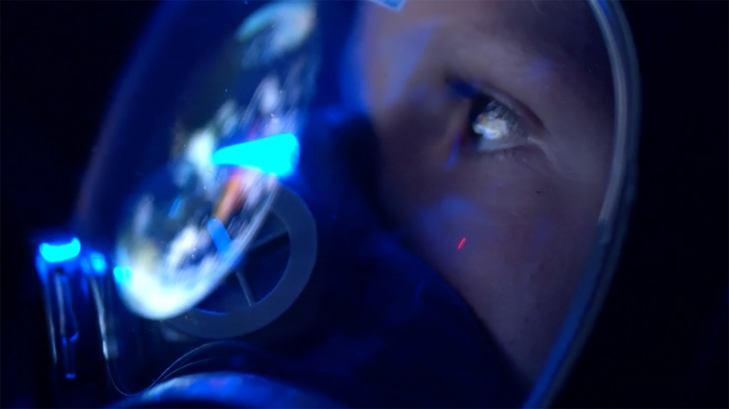 Visage à travers un casque de pilote qui regarder au loin