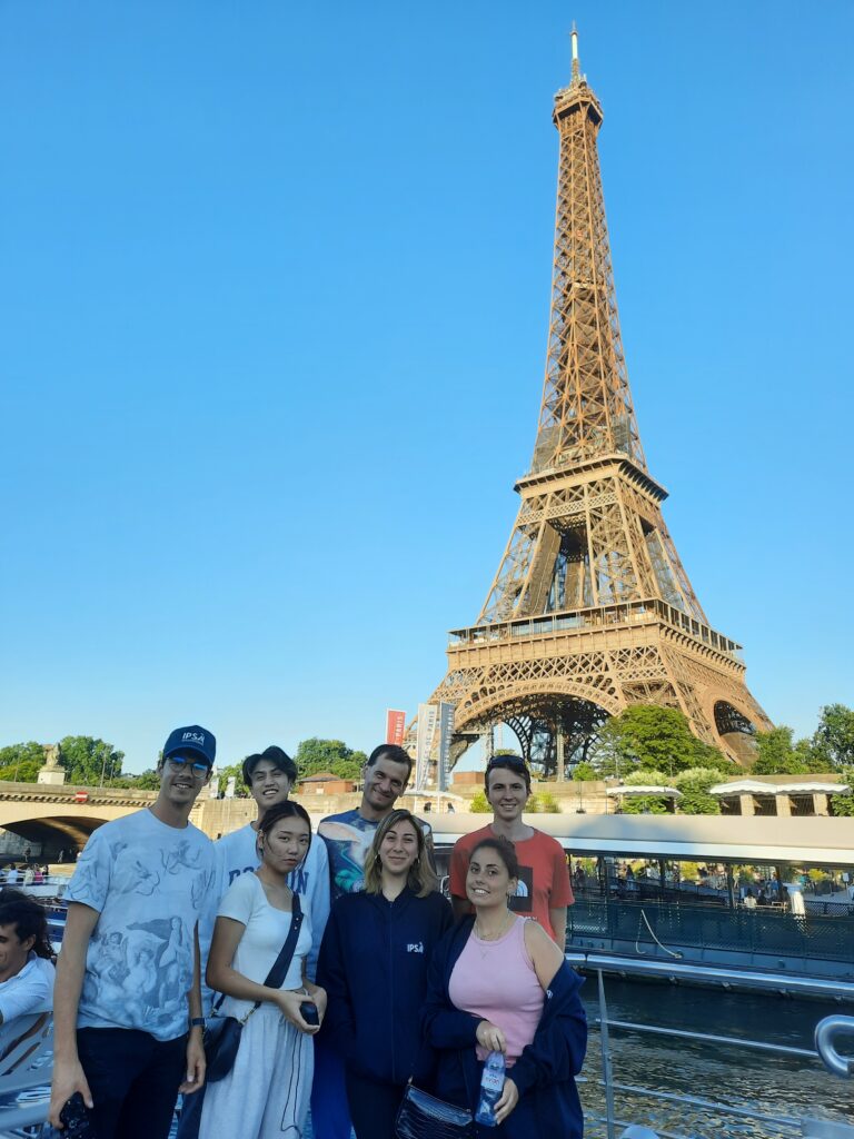 summer school student behind the eiffel Tower
