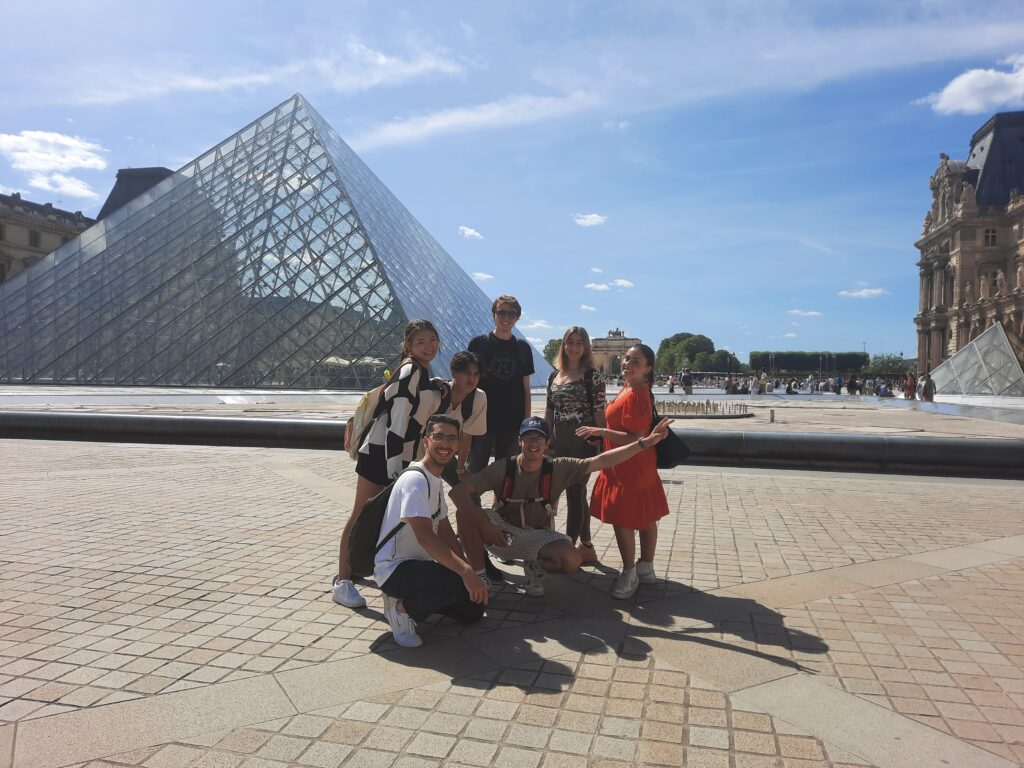 summer school student at the louvre museum
