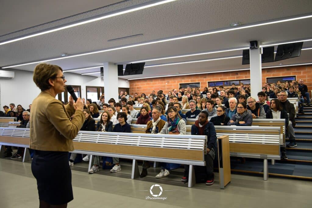 Anne-Ségolène ABSCHEIDT, Directrice Générale de l’IPSA, anime une conférence JPO