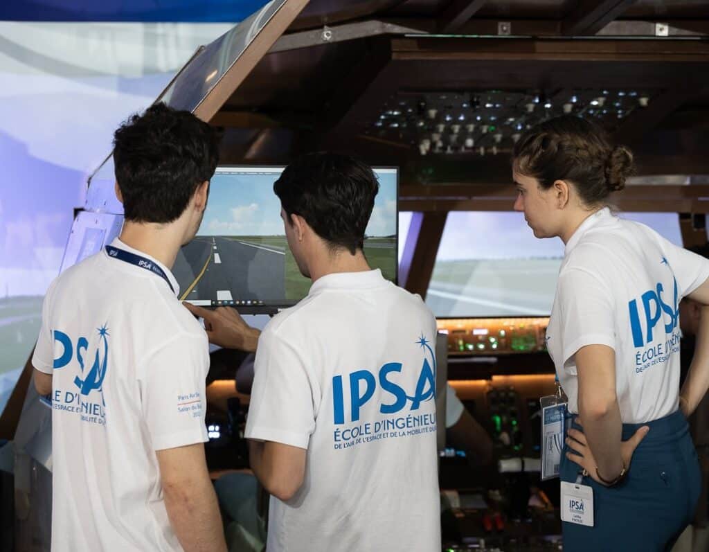 des étudiants IPSA devant un simulateur de vol