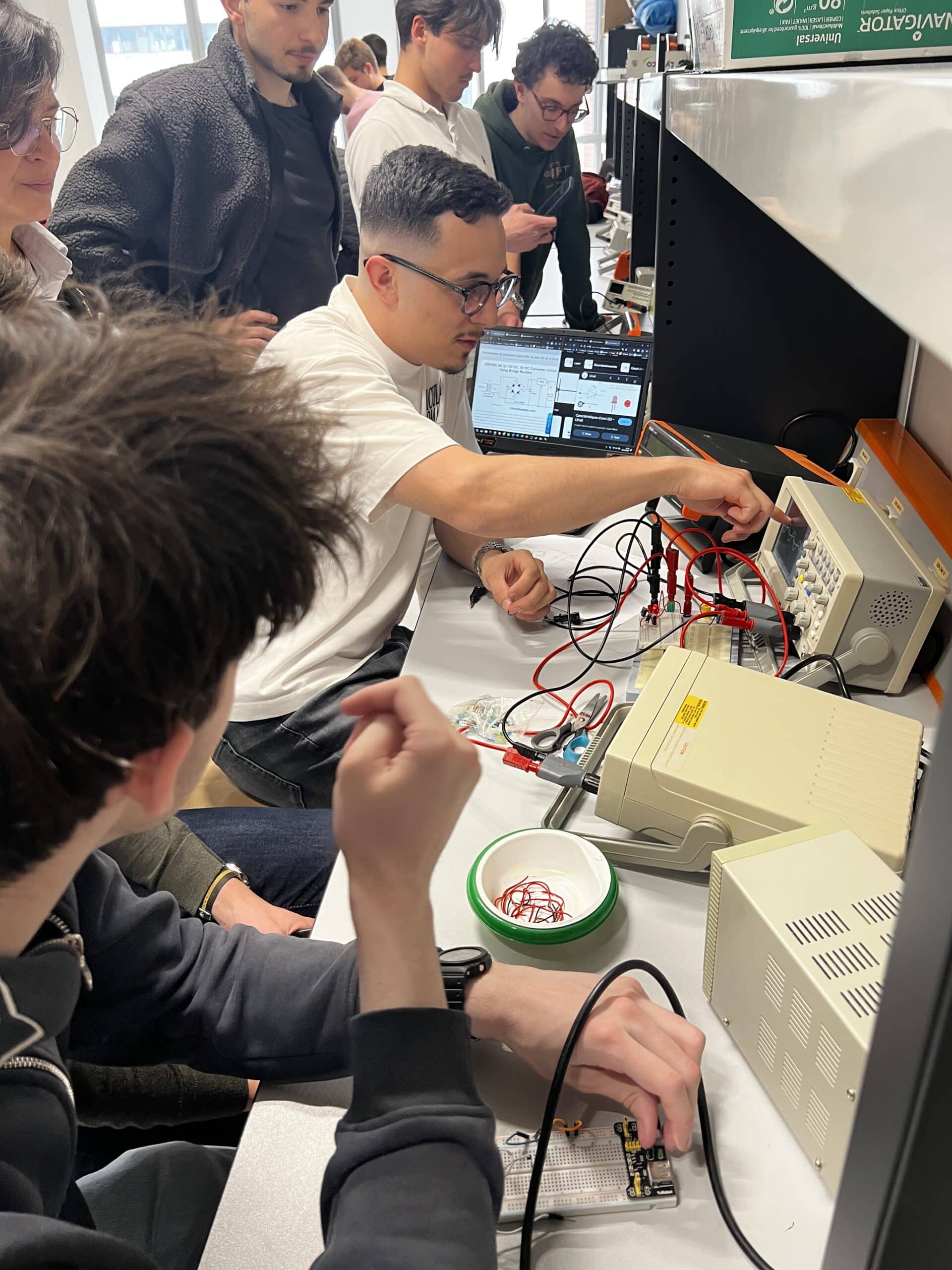 Des étudiants de l'IPSA en train de bricoler une machine sur le campus de Toulouse