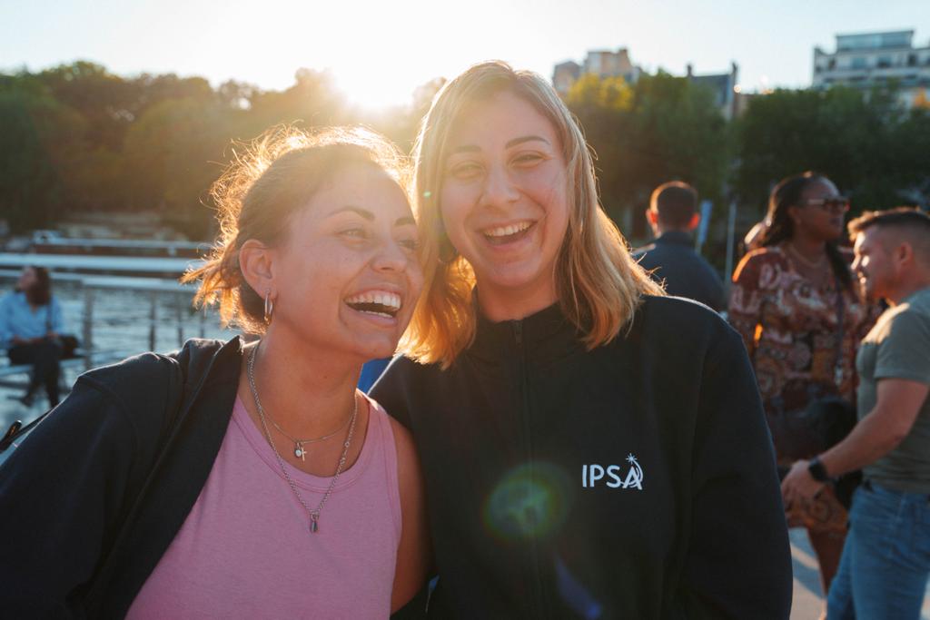 summer school student enjoying Paris