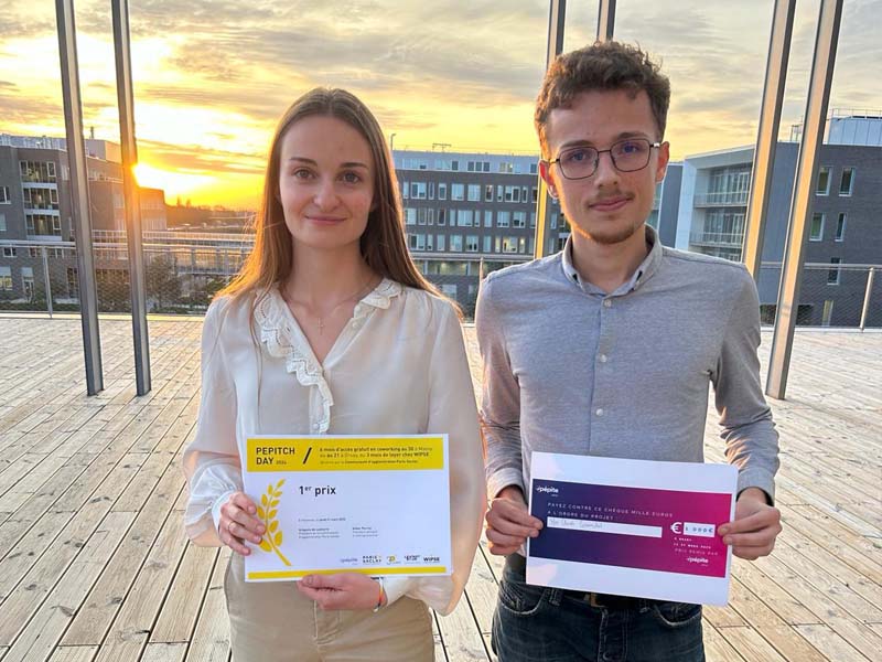 Un duo d'étudiants, une fille et un garçon, qui tiennent fièrement les certificats de récompense lors du Pepitch Day de l'IPSA