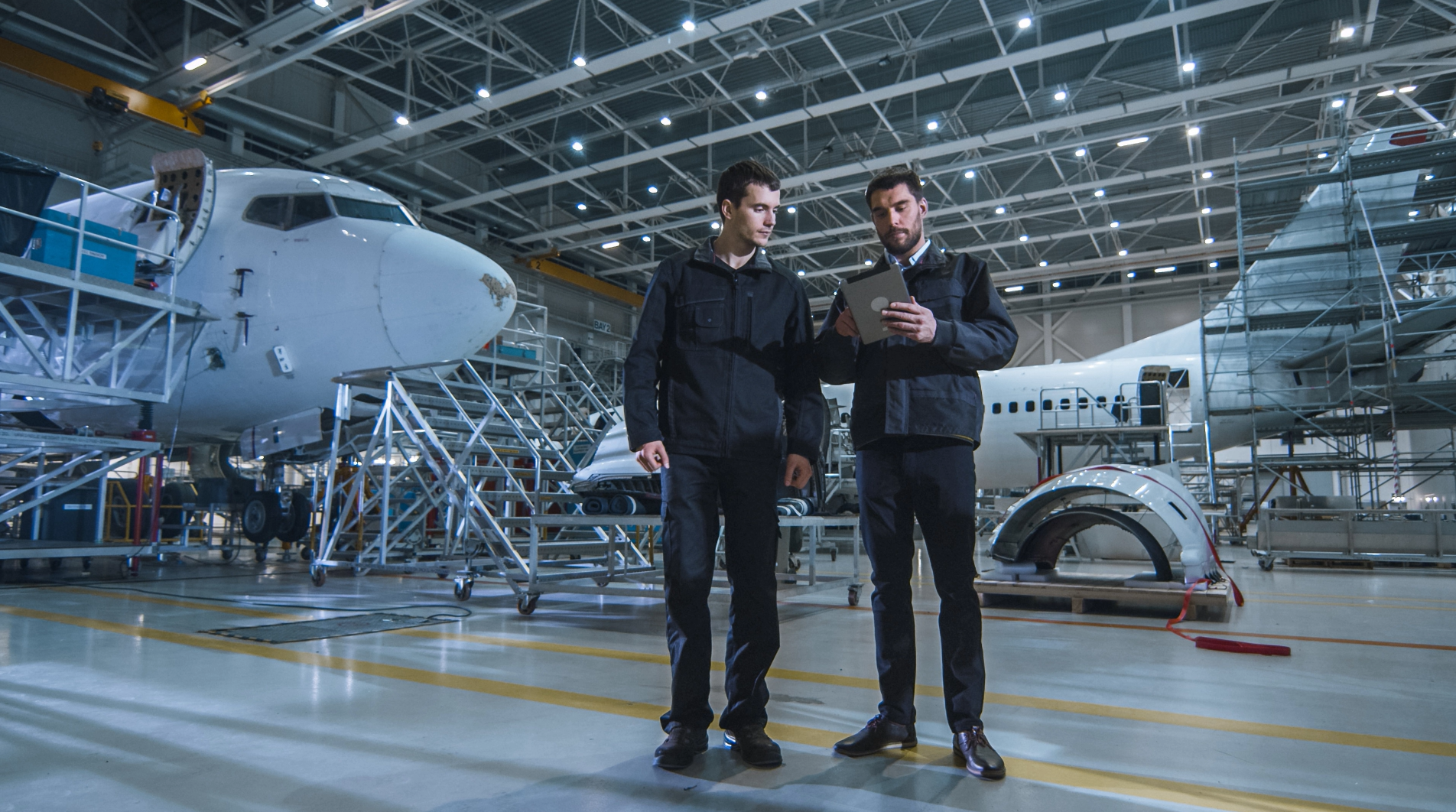 2 experts en discussion devant un avion