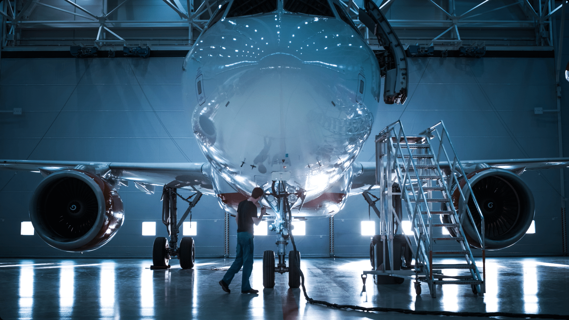 Avion dans un hangar en cours de préparation
