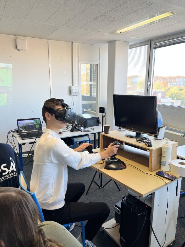 étudiant IPSA sur un simulateur de vol