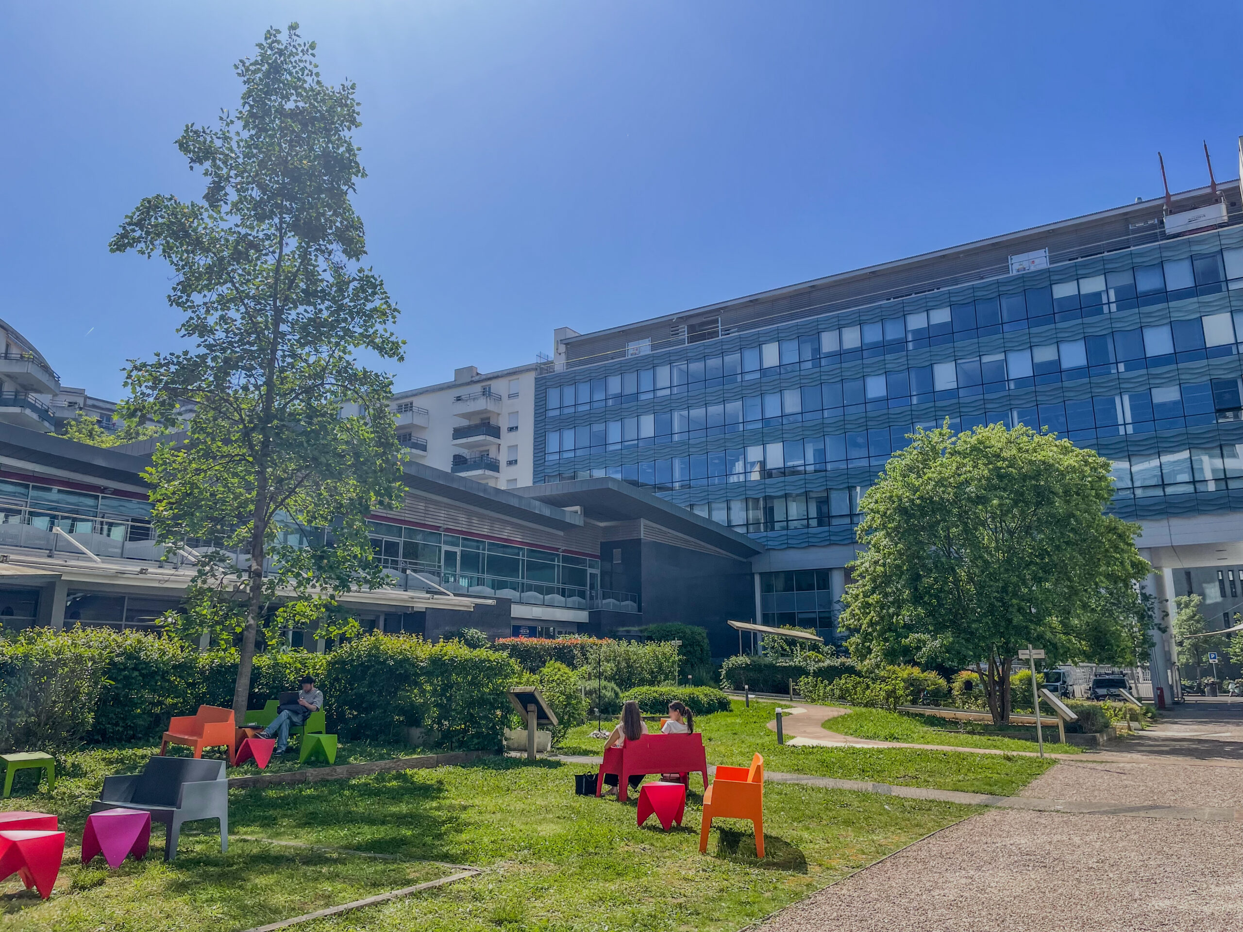 vue des espaces extérieurs du campus IPSA école aéronautique Lyon