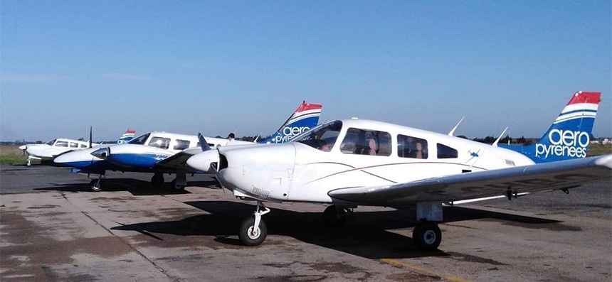 Trois avions sur le tarmac, tous portant le logo d'Aéropyrénées
