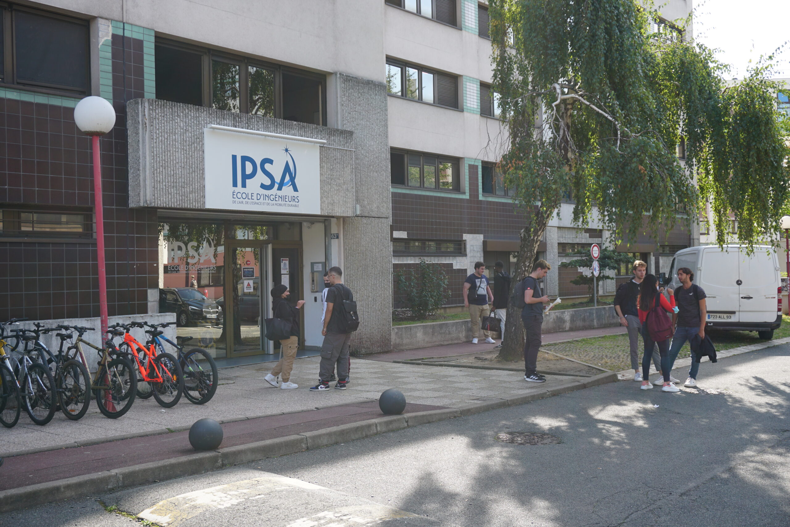 L'entrée de l'immeuble IPSA
