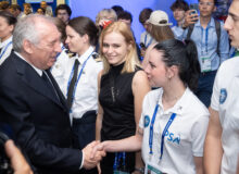 Le premier ministre Francois Bayrou en visite sur le stand IPSA