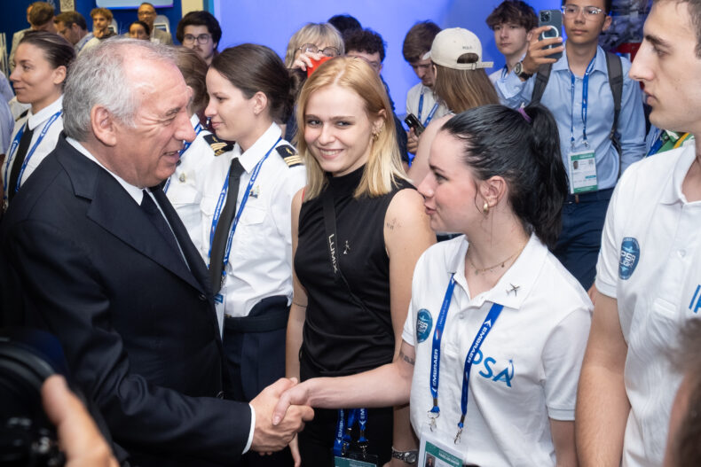 Le premier ministre Francois Bayrou en visite sur le stand IPSA