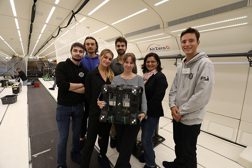 Projet AMIS : les IPSAliens et leur robot en apesanteur ! / Crédit photo : Novespace