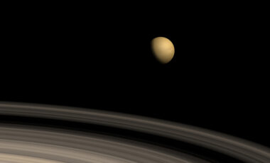 Grâce à l’enseignant-chercheur Vincent Robert de l’IPSA, on sait que Titan s’éloigne de Saturne 100 fois plus vite que prévu !