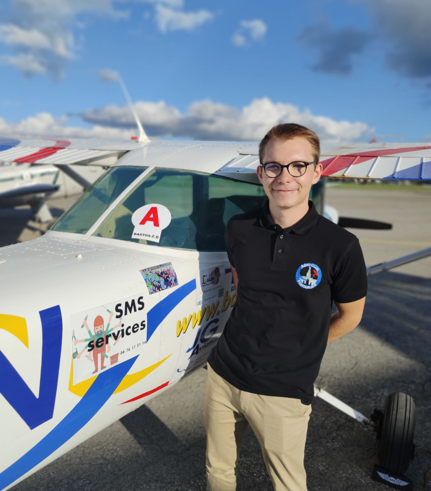 Deux IPSAliens s’apprêtent à décoller pour le Tour Aérien des Jeunes Pilotes !